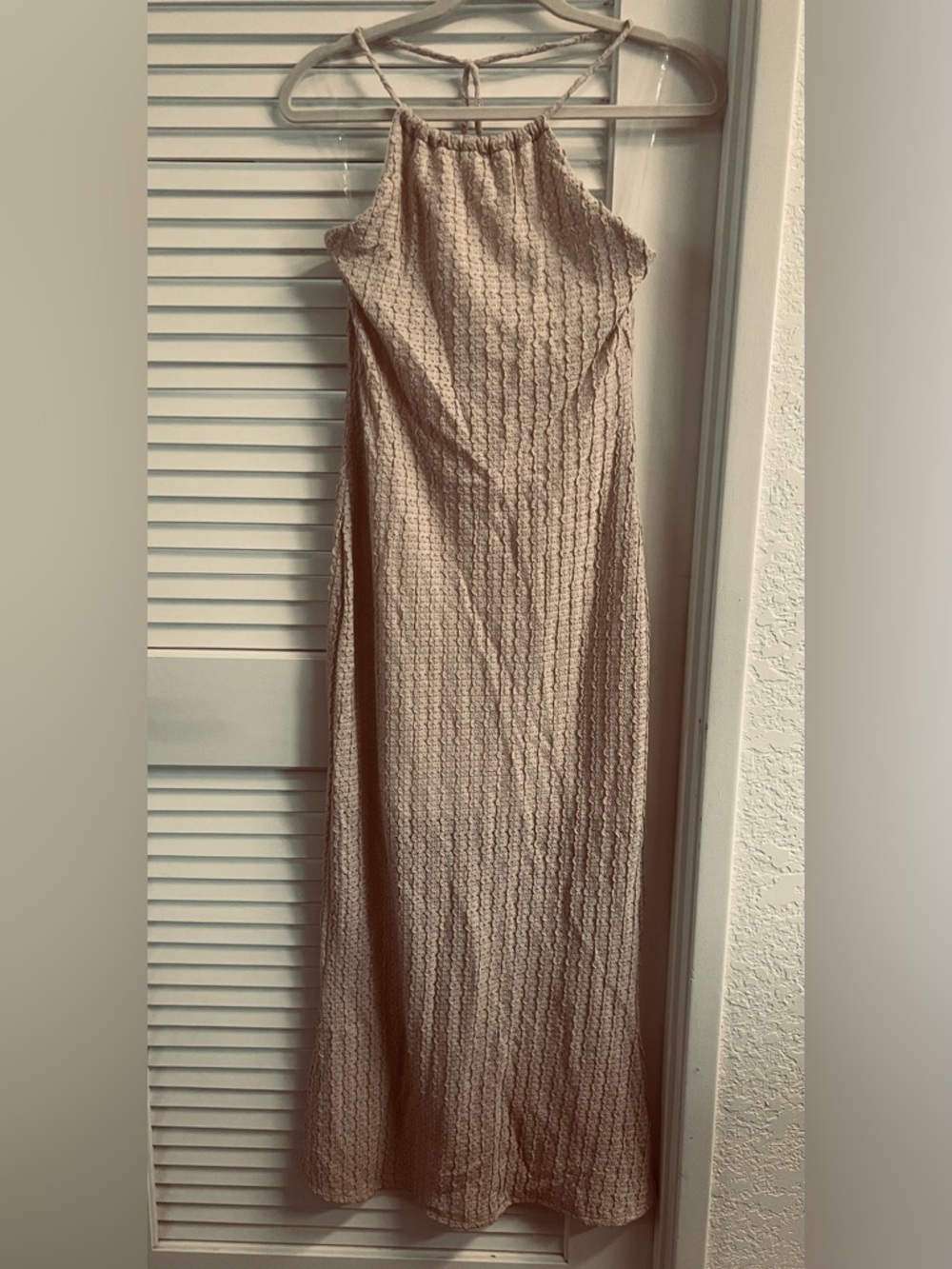 Jessica Simpson Dusty Rose Halter Maxi Dress
In a size M,